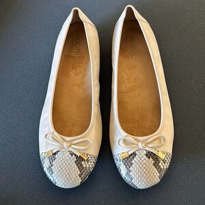 VIONIC Minna Cream Flats